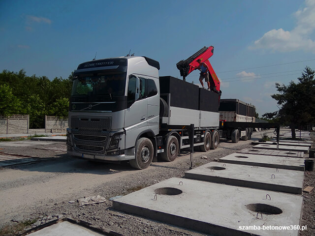 Załadunek szamba betonowego na HDS - montaż i dostawa zbiorników w Prochowice
